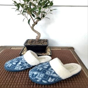Women's "Northwest Territory" Hard-Soled Slippers. Size 6. Excellent Condition.